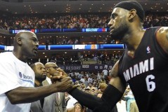 双标争论再起！詹姆斯社交媒体质疑媒体对待自己与字母哥的区别。